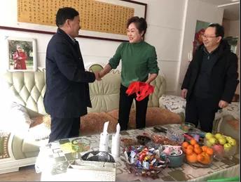 敦煌種業(yè)領(lǐng)導(dǎo)看望慰問公司老干部、老黨員及困難黨員職工